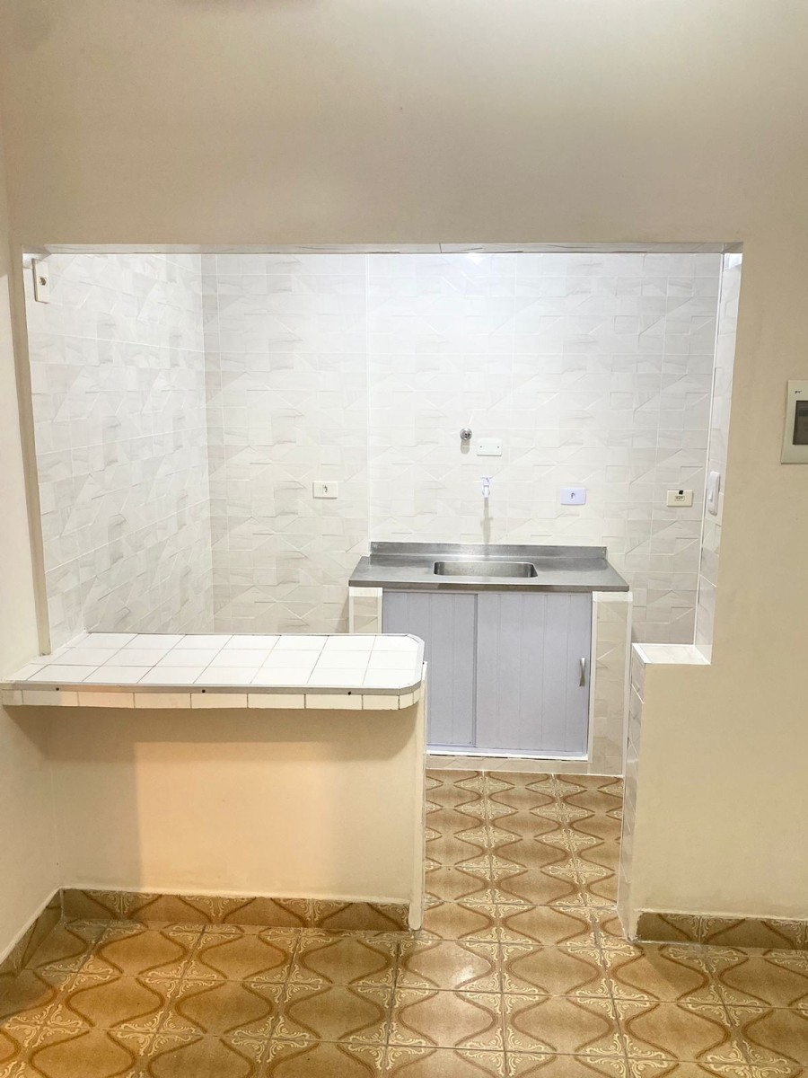 Aluga-se apartamento com 1 dormitório, com garagem, centro de São Vicente, SP