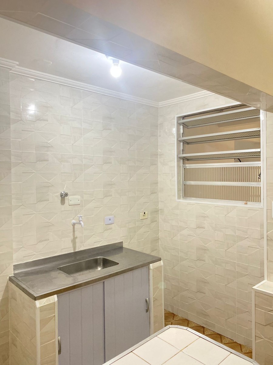 Aluga-se apartamento com 1 dormitório, com garagem, centro de São Vicente, SP