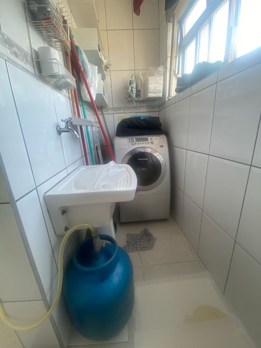 Apartamento à venda de 2 dormitórios no Bairro Boqueirão em Santos SP.
