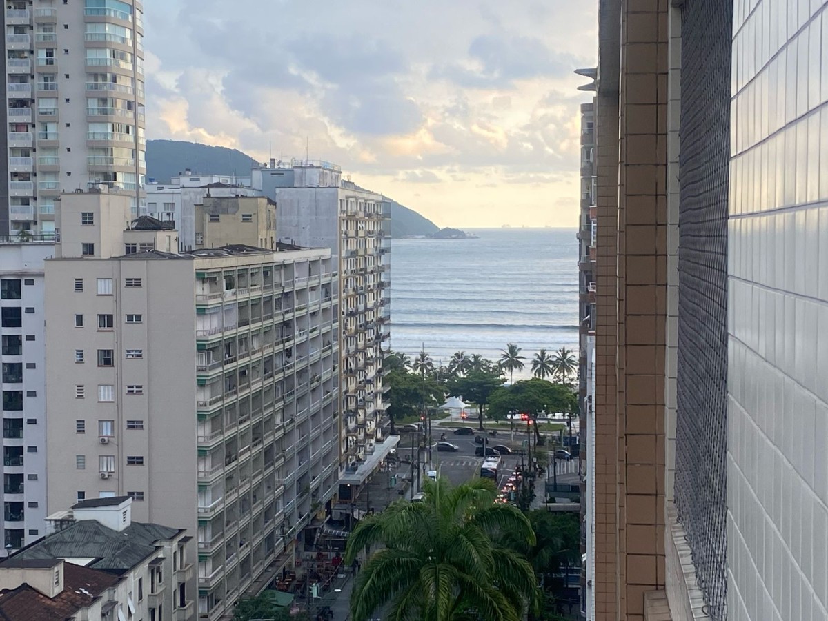 Apartamento à venda de 2 dormitórios no Bairro Boqueirão em Santos SP.