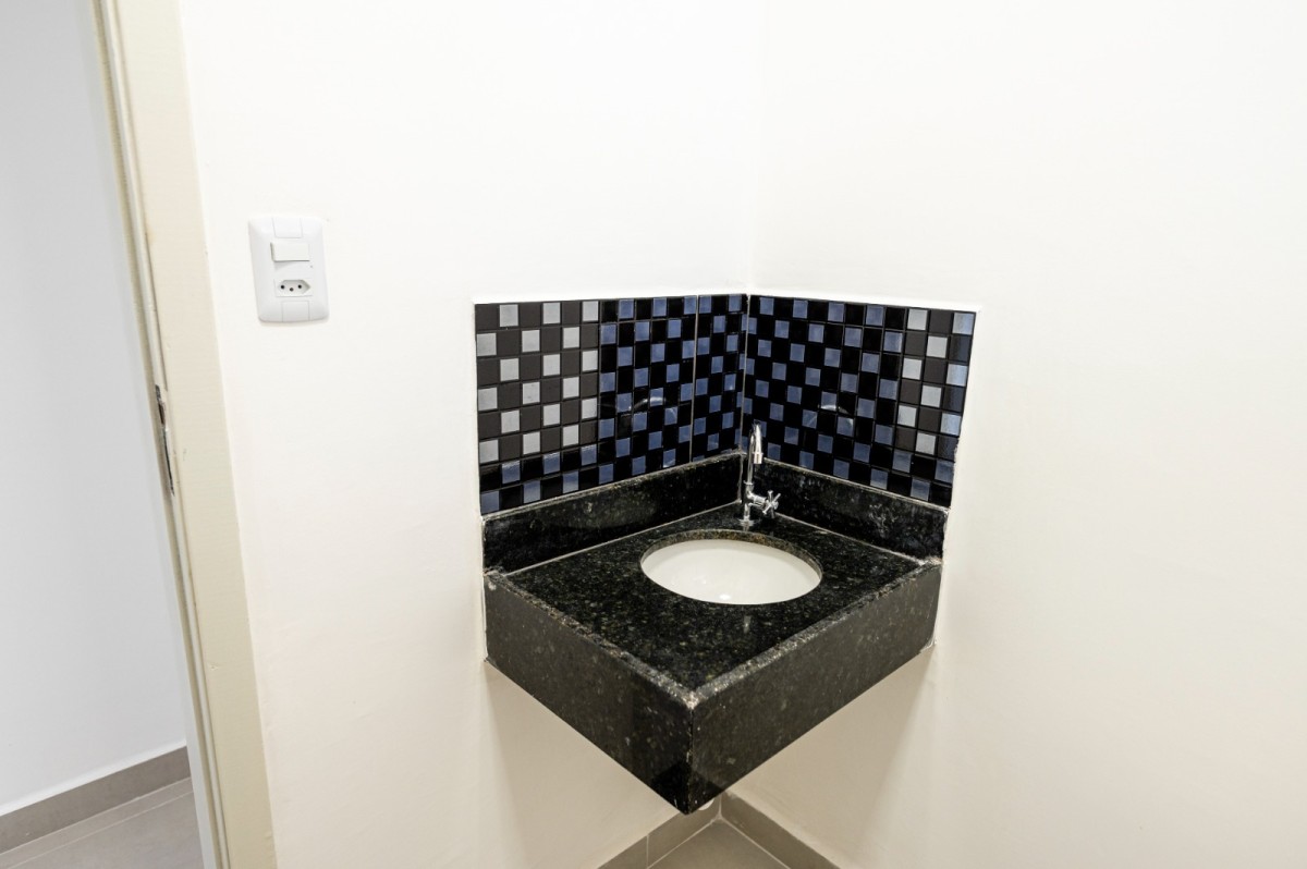 Casa à venda de 2 dormitórios com garagem em São Vicente SP