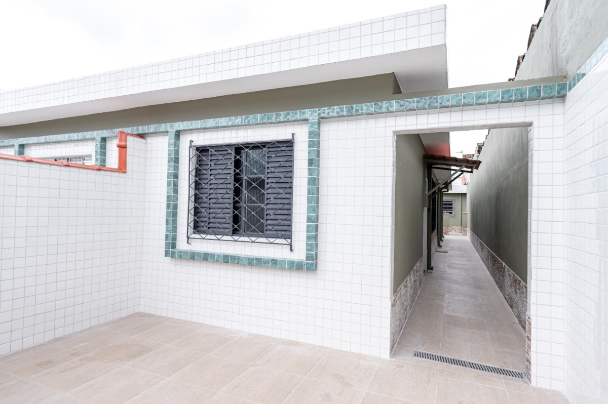 Casa à venda de 2 dormitórios com garagem em São Vicente SP