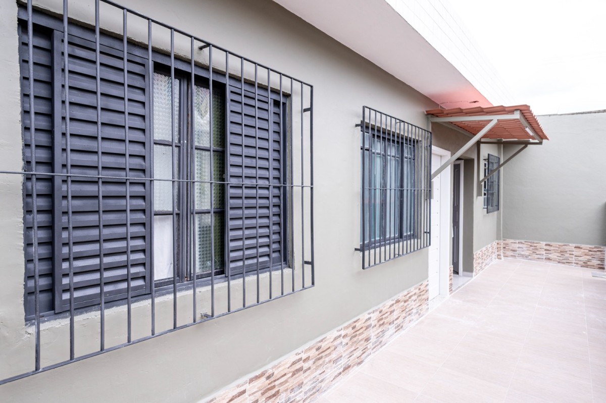 Casa à venda de 2 dormitórios com garagem em São Vicente SP