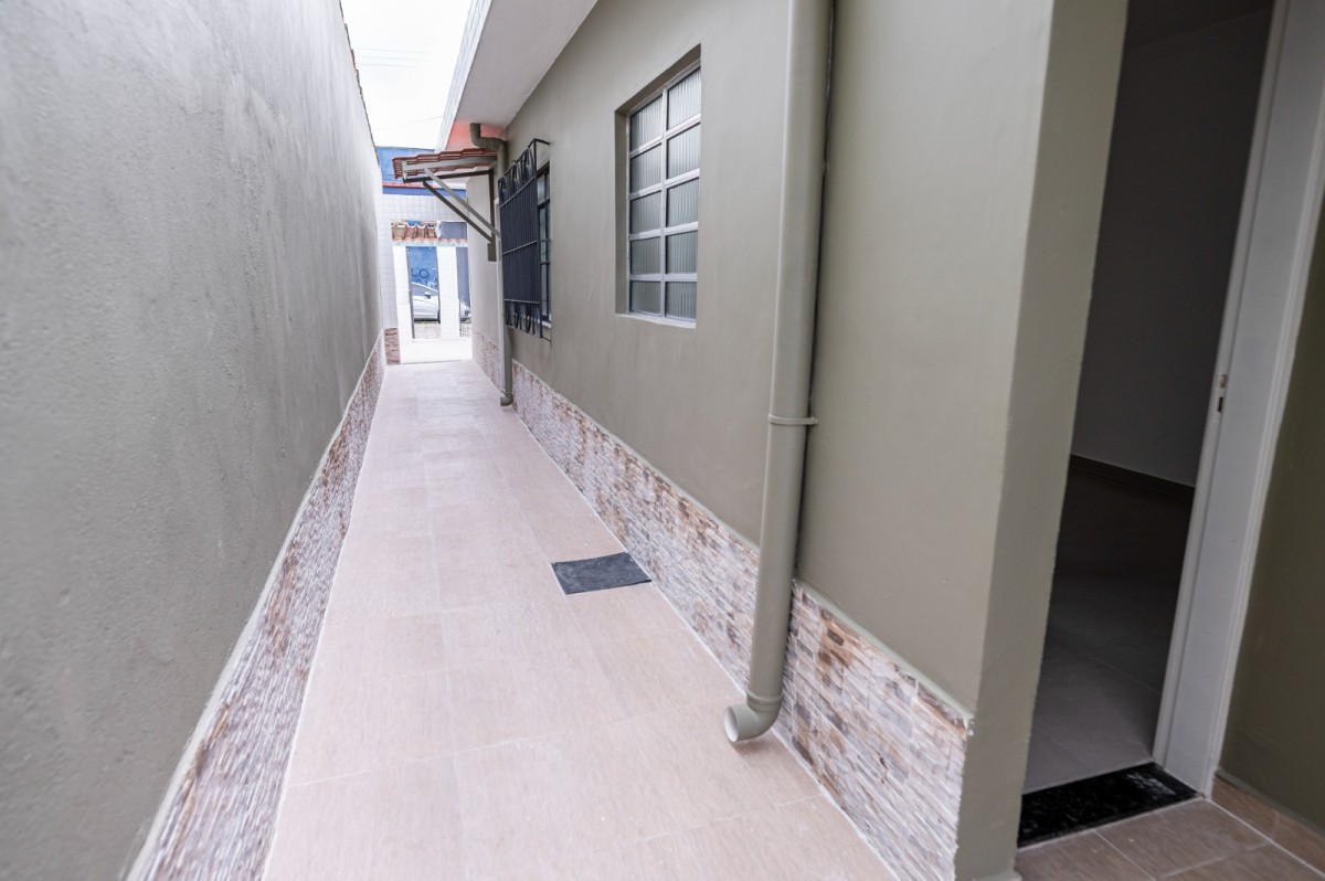 Casa à venda de 2 dormitórios com garagem em São Vicente SP