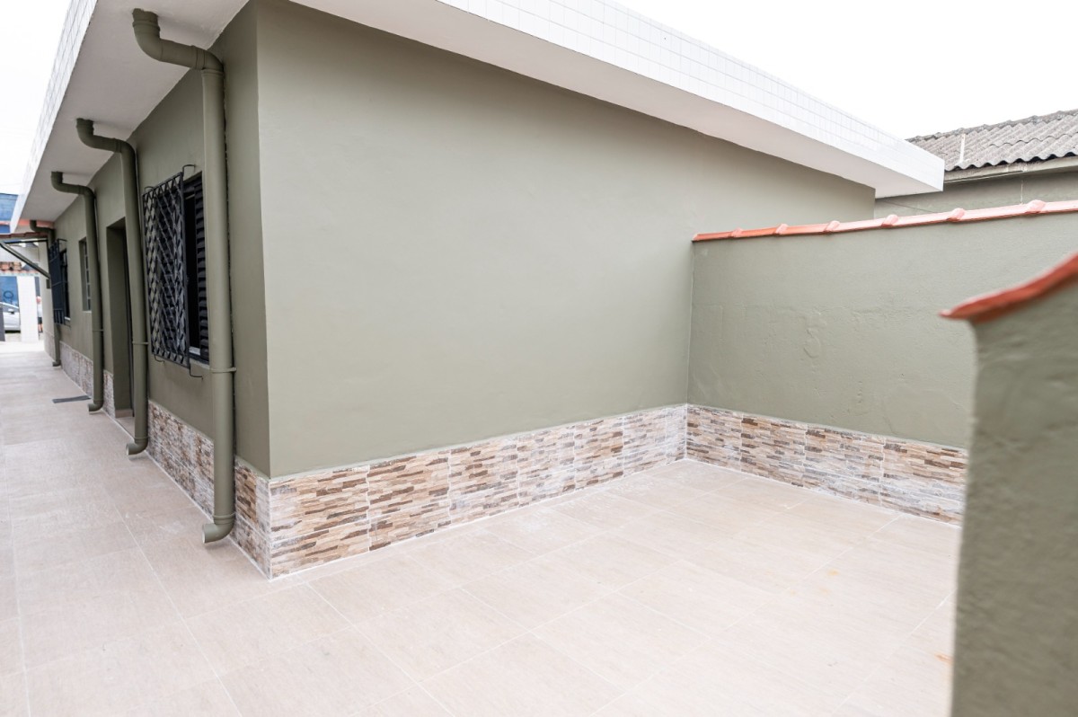 Casa à venda de 2 dormitórios com garagem em São Vicente SP