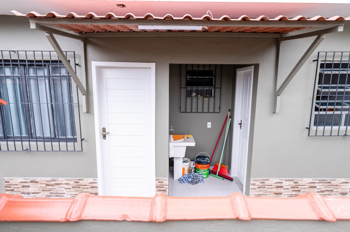 Casa à venda de 2 dormitórios com garagem em São Vicente SP