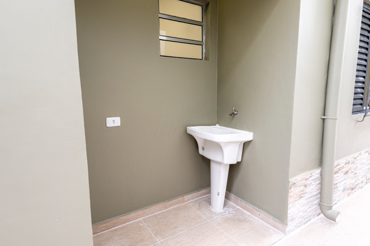 Casa à venda de 2 dormitórios com garagem em São Vicente SP