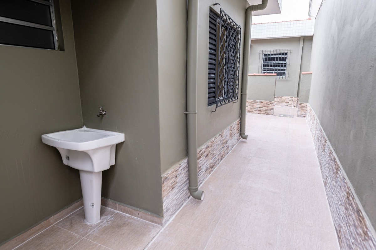 Casa à venda de 2 dormitórios com garagem em São Vicente SP