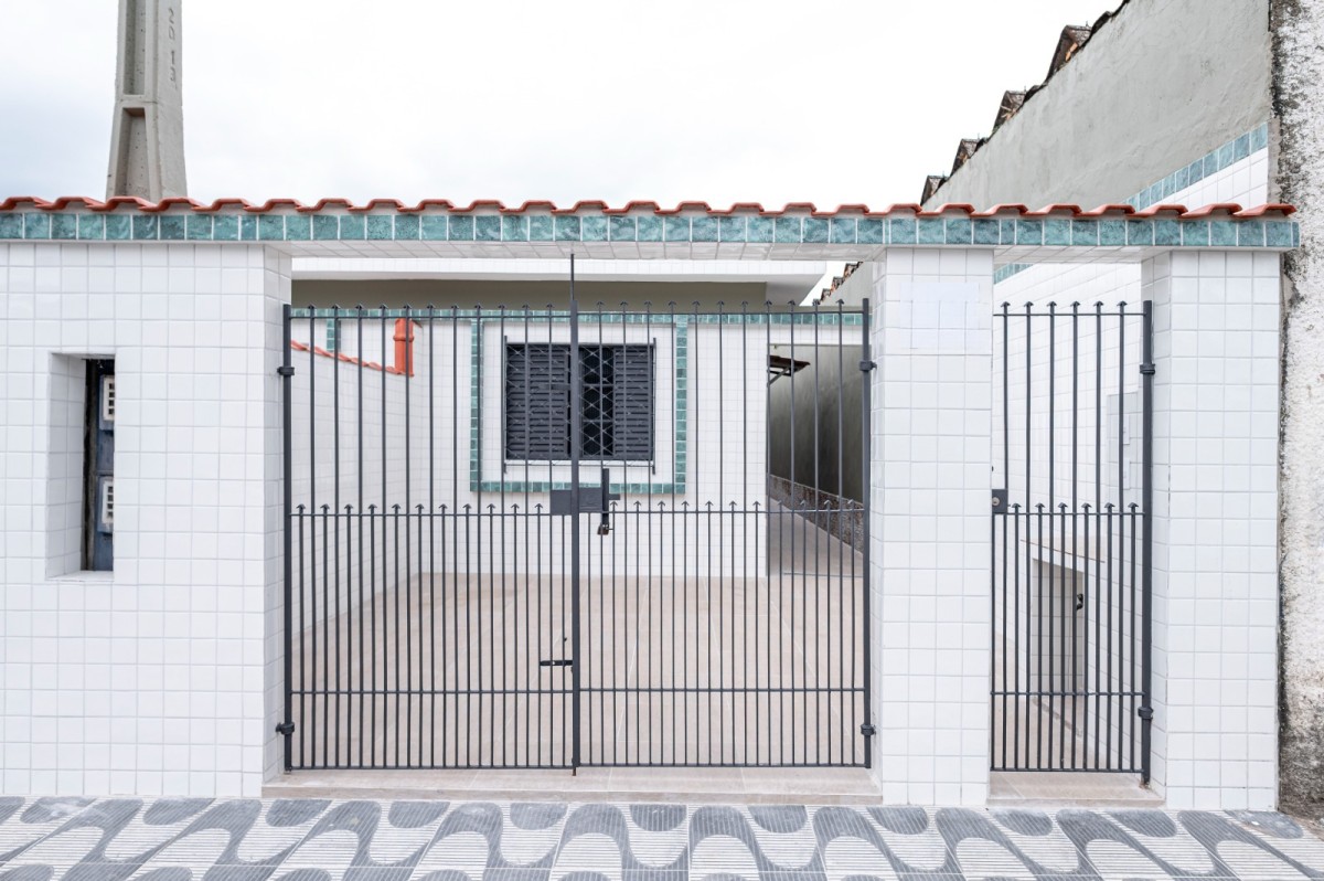 Casa à venda de 2 dormitórios com garagem em São Vicente SP