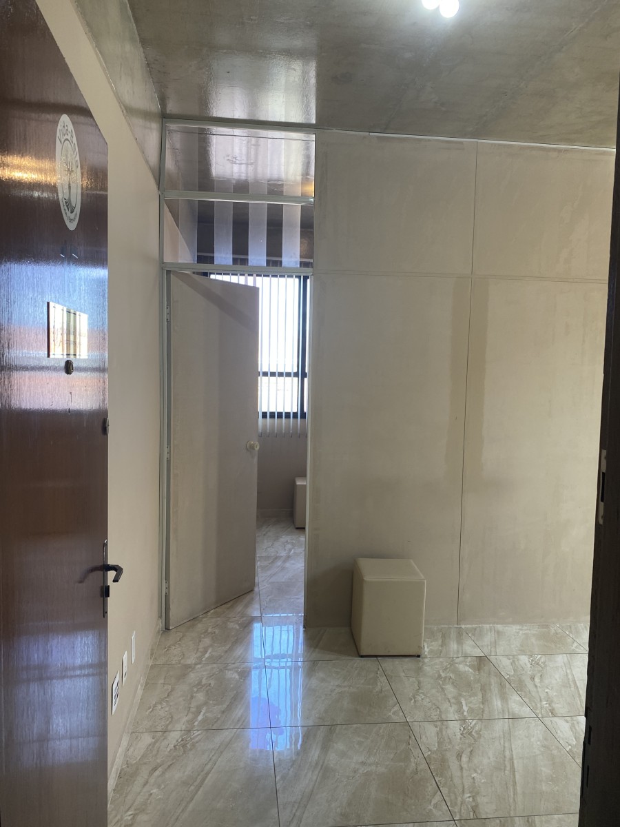 Sala Comercial à Venda, Reformada, no Parque São Vicente-SP