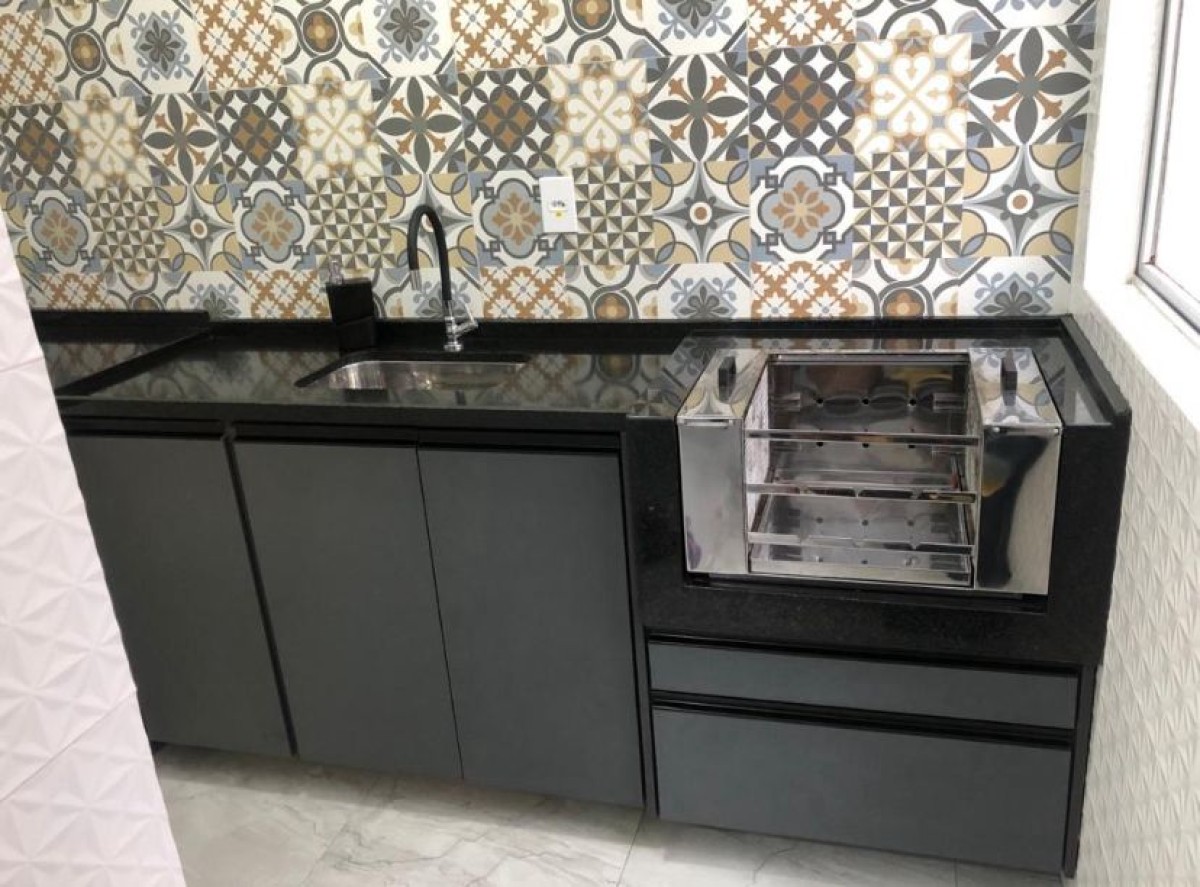 Apartamento de 2 dormitórios à venda com garagem em São Vicente SP.