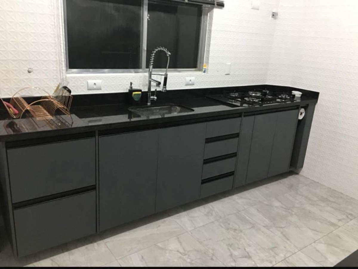 Apartamento de 2 dormitórios à venda com garagem em São Vicente SP.