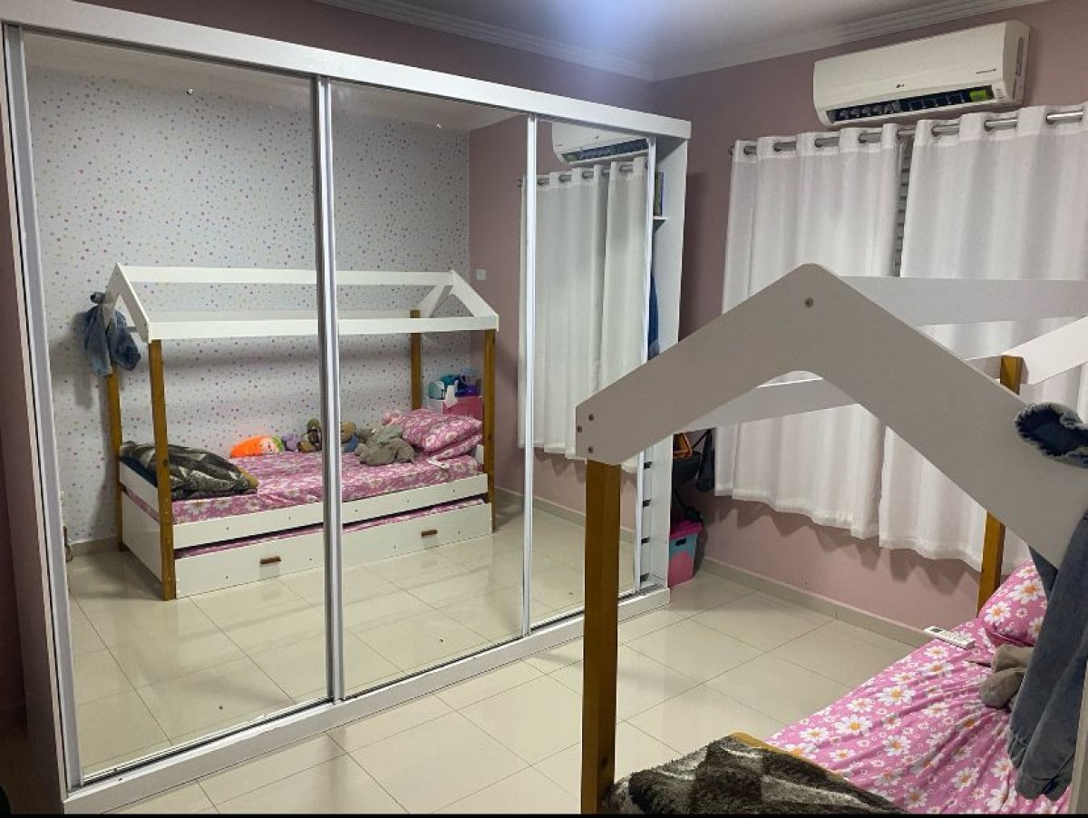 Apartamento de 2 dormitórios à venda com garagem em São Vicente SP.