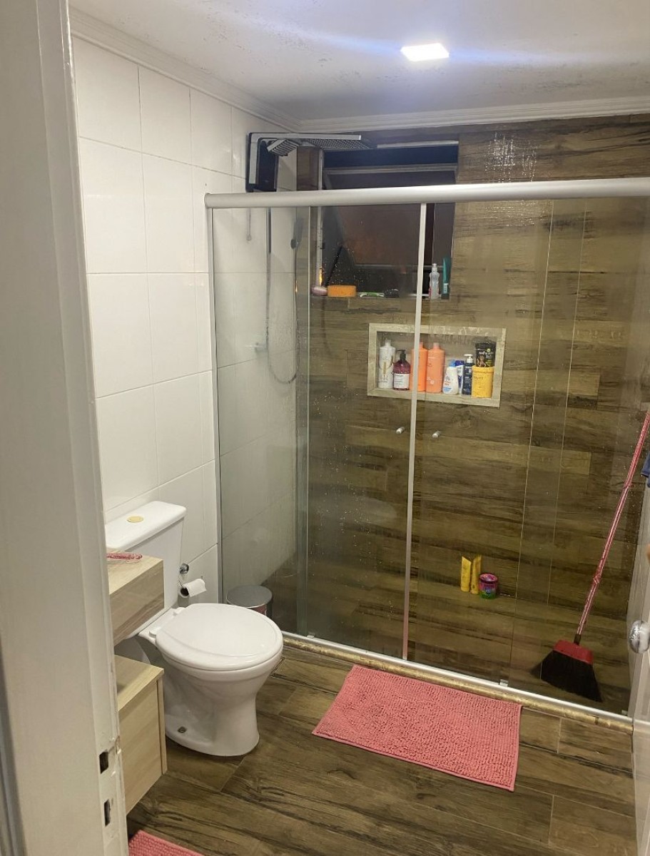 Apartamento de 2 dormitórios à venda com garagem em São Vicente SP.