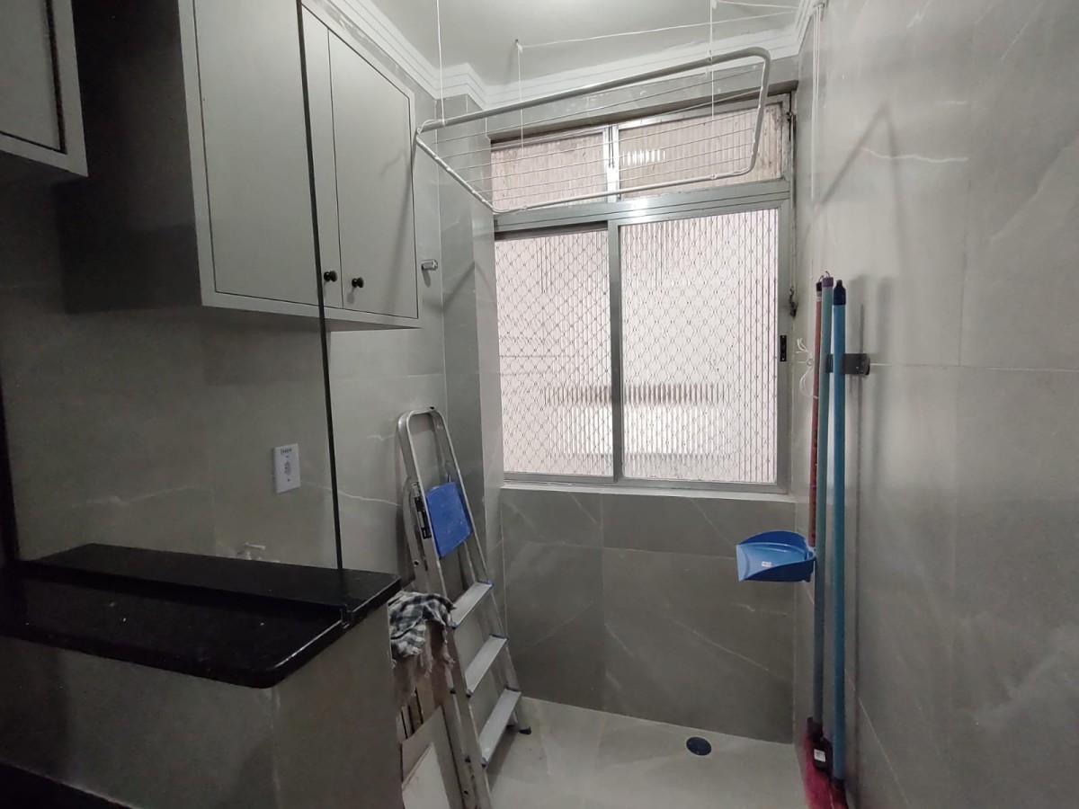 Apartamento à venda Sala Living, Praia do Gonzaguinha, Frente ao Shopping, com garagem em São Vicente-SP