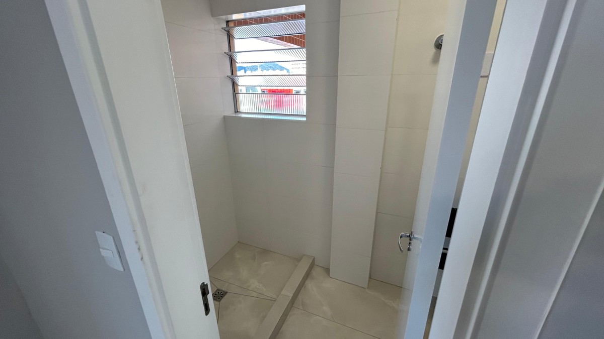 Apartamento à venda de 1 dormitório com garagem em São Vicente/SP.