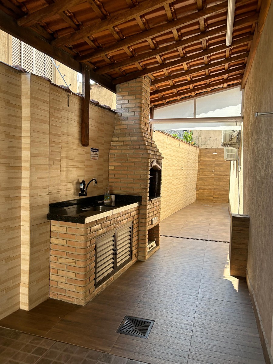 Apartamento à venda de 1 dormitório com garagem em São Vicente/SP.