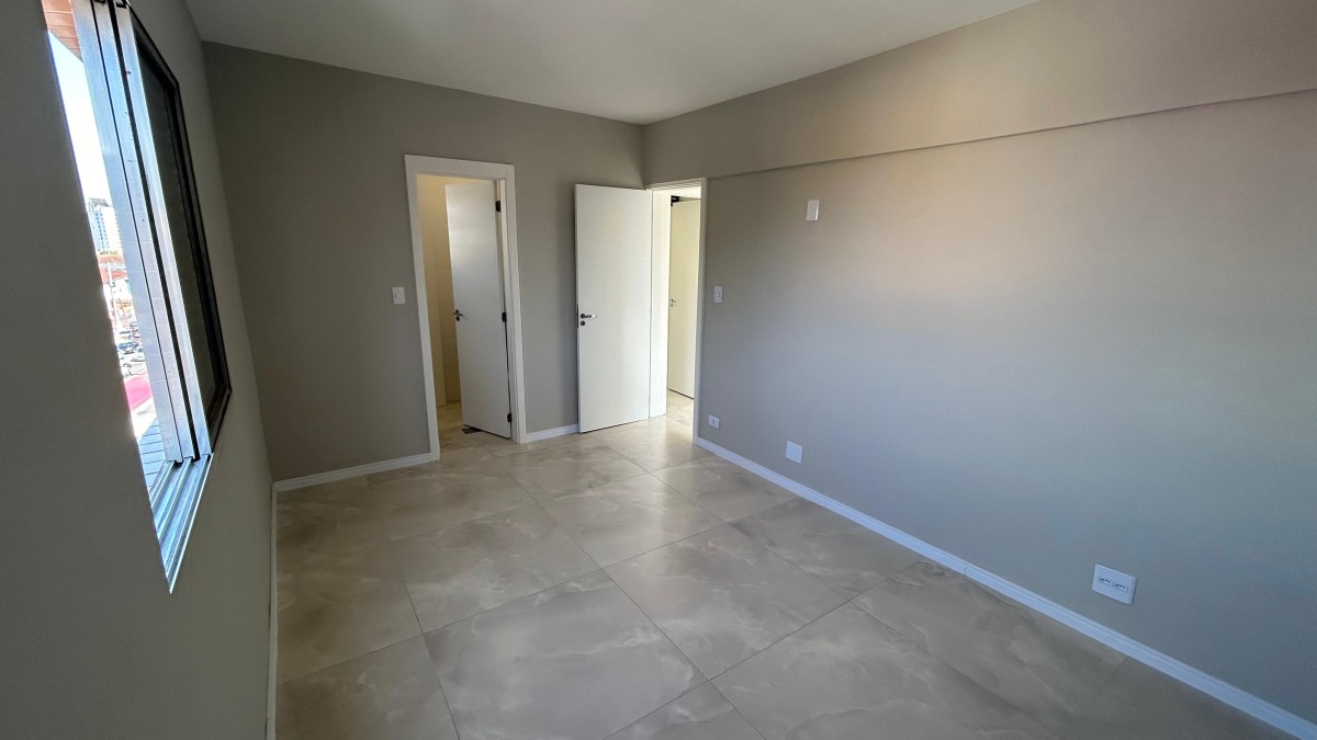 Apartamento à venda de 1 dormitório com garagem em São Vicente/SP.