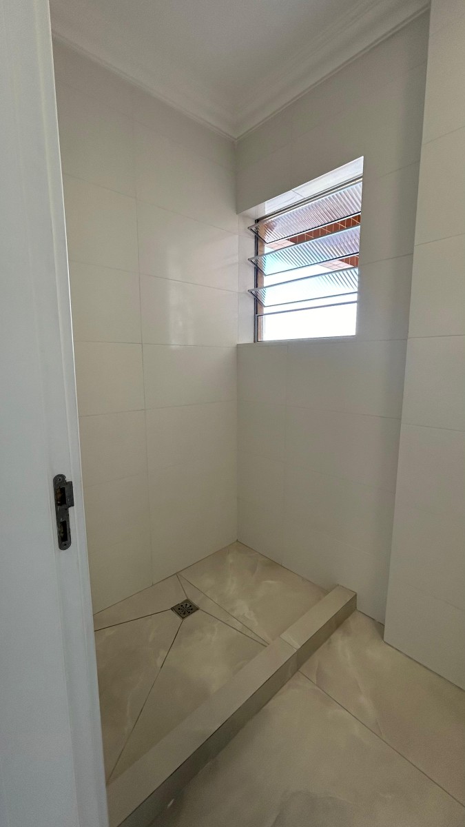 Apartamento à venda de 1 dormitório com garagem em São Vicente/SP.
