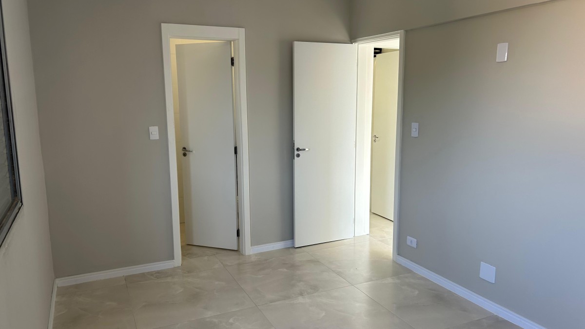 Apartamento à venda de 1 dormitório com garagem em São Vicente/SP.