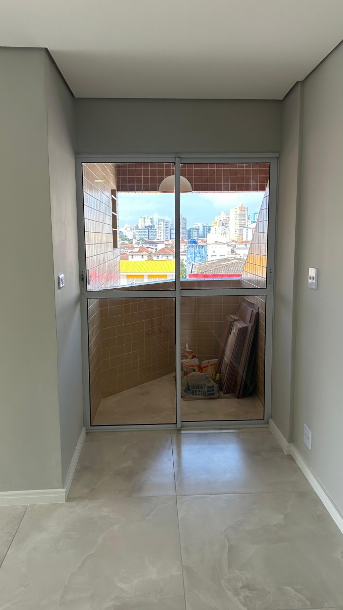 Apartamento à venda de 1 dormitório com garagem em São Vicente/SP.