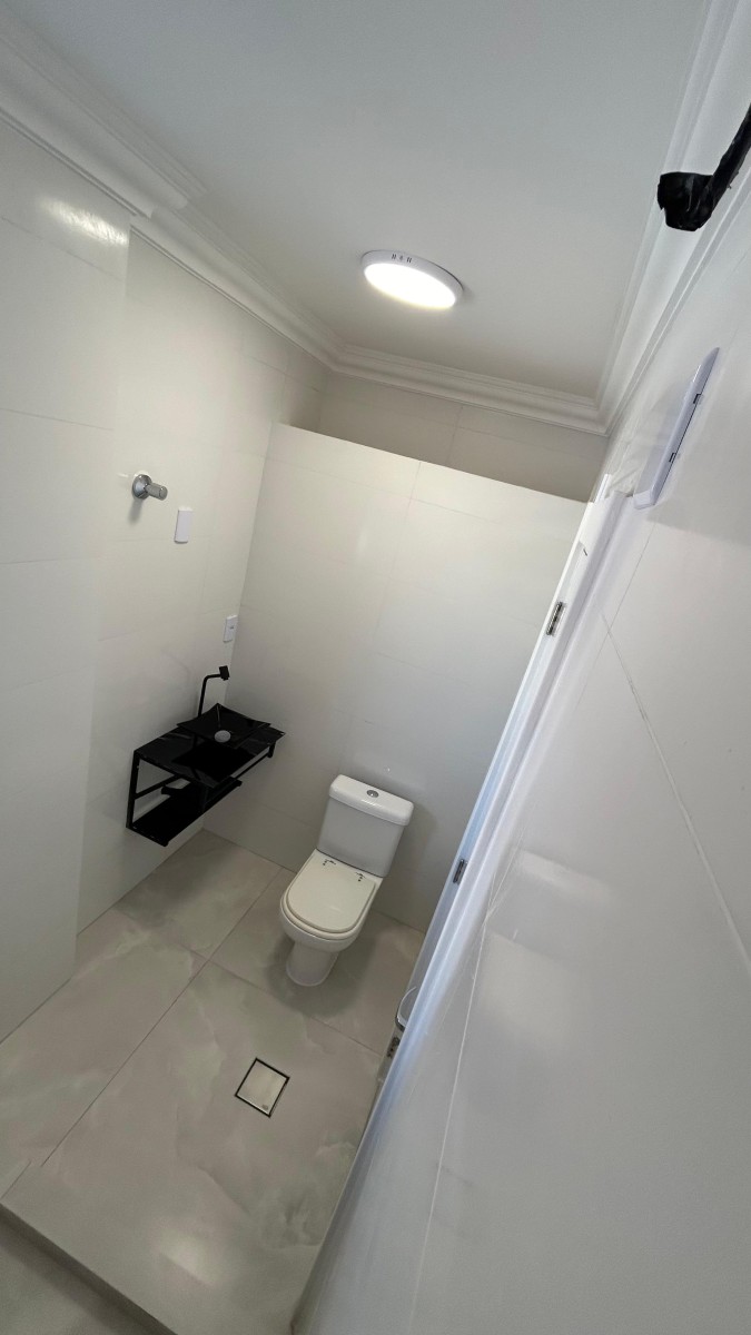 Apartamento à venda de 1 dormitório com garagem em São Vicente/SP.