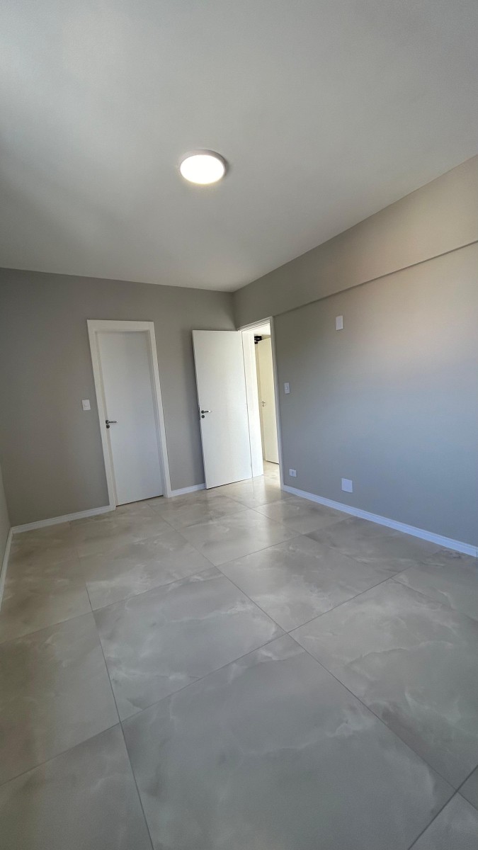 Apartamento à venda de 1 dormitório com garagem em São Vicente/SP.