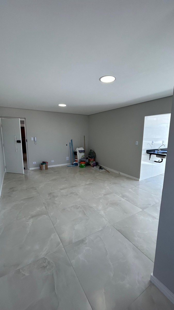 Apartamento à venda de 1 dormitório com garagem em São Vicente/SP.