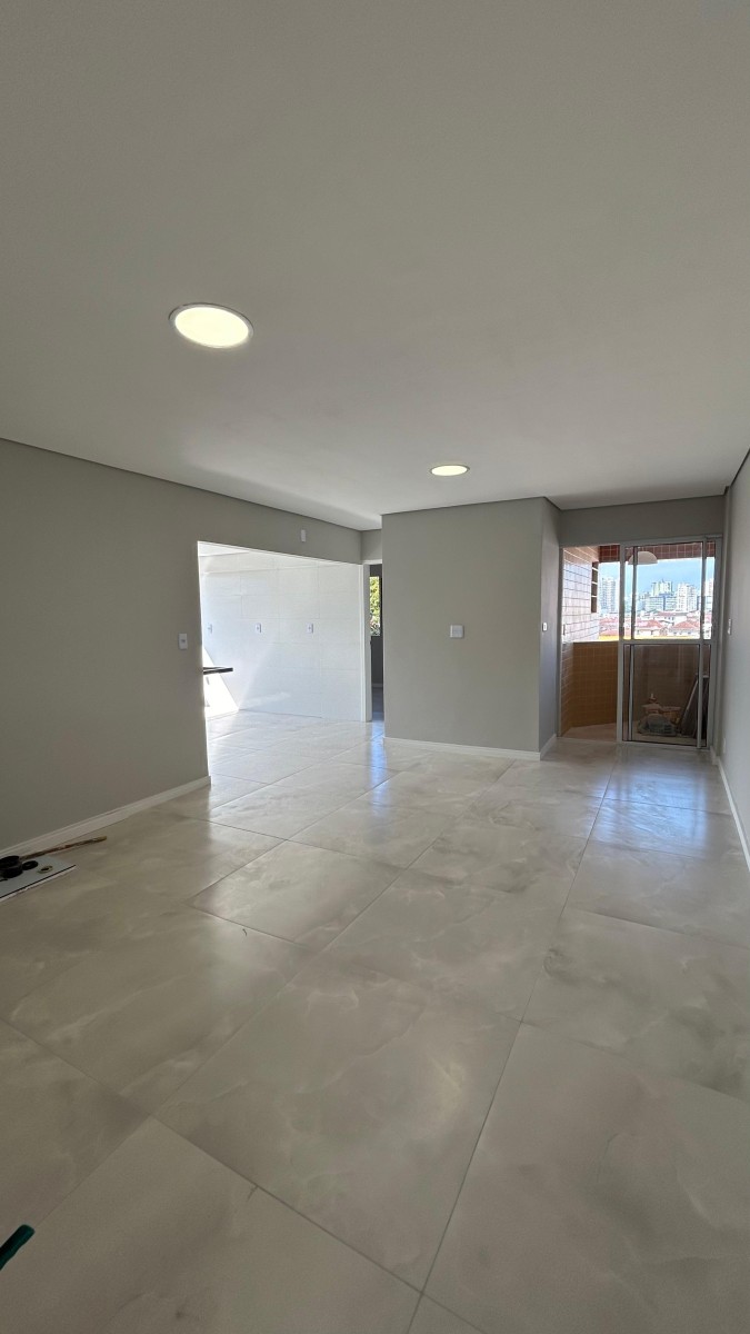 Apartamento à venda de 1 dormitório com garagem em São Vicente/SP.