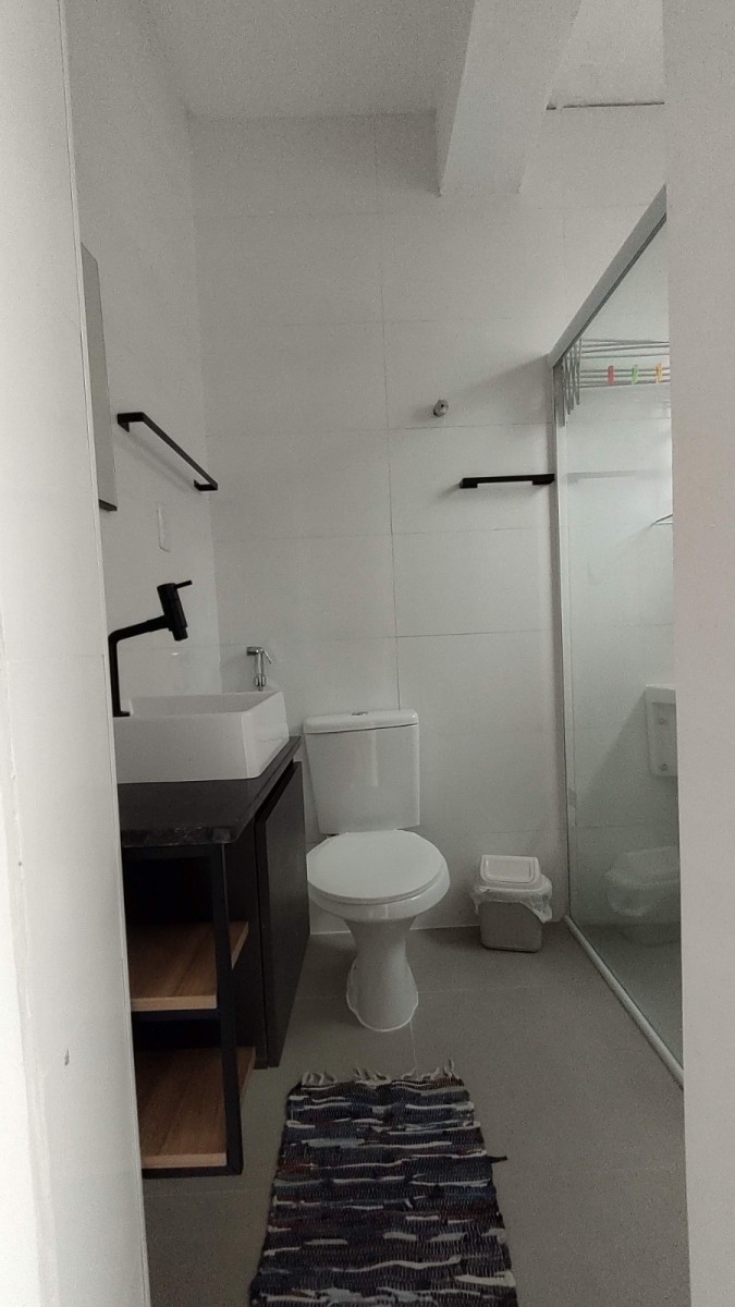 Apartamento à Venda – Sala Living Reformado | Edifício Veraneio – Itararé, São Vicente