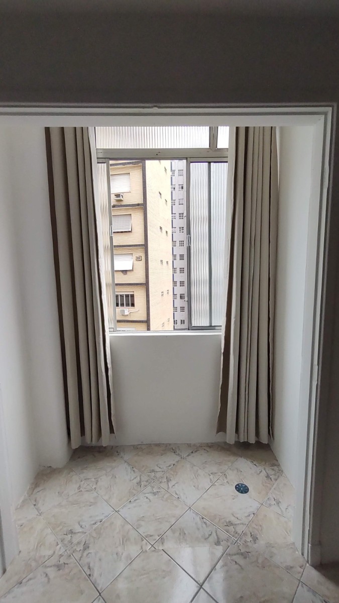 Apartamento à Venda – Sala Living Reformado | Edifício Veraneio – Itararé, São Vicente