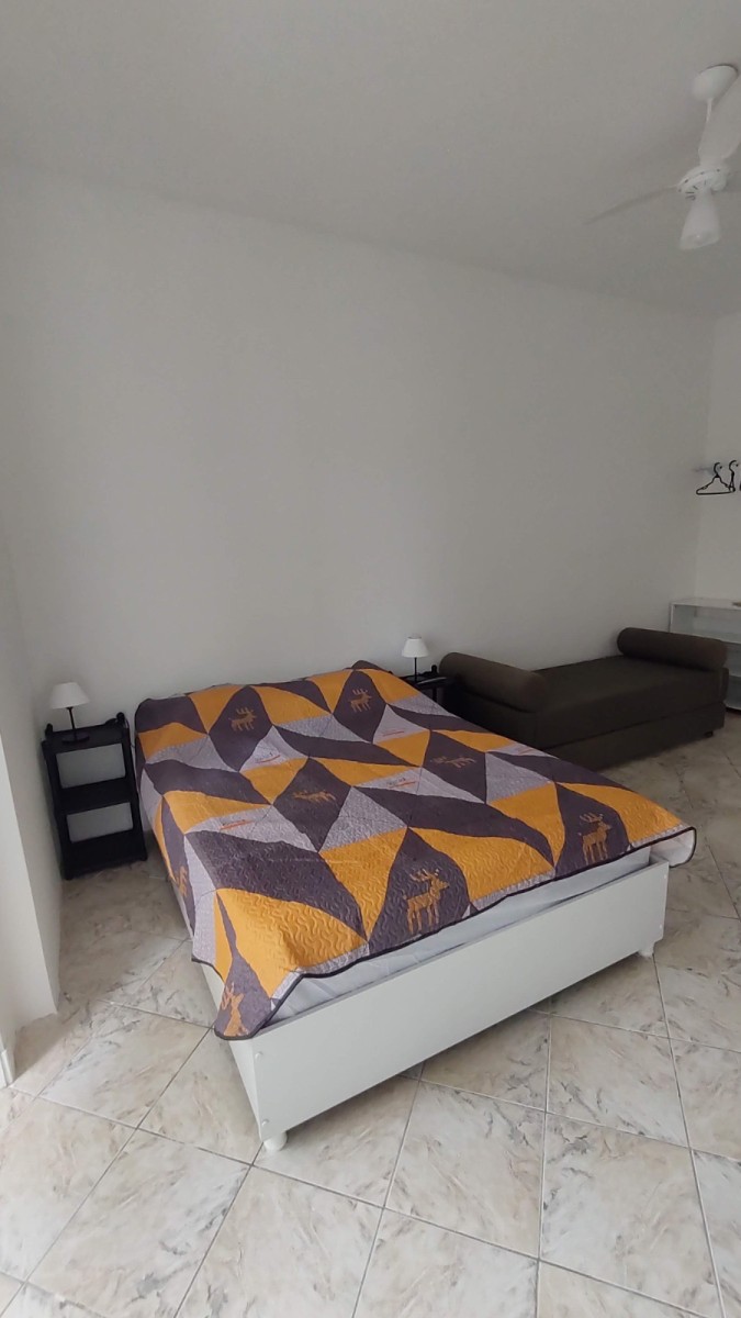 Apartamento à Venda – Sala Living Reformado | Edifício Veraneio – Itararé, São Vicente