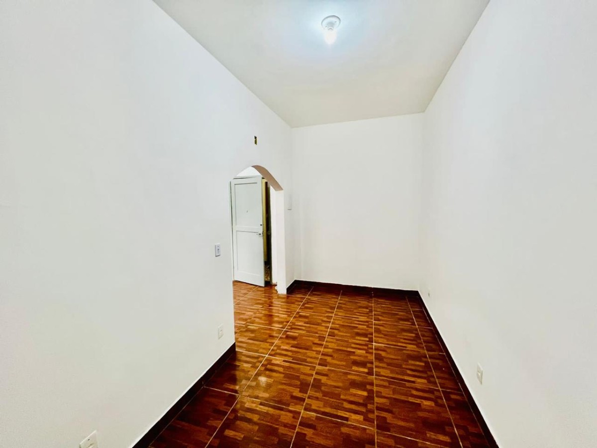 Apartamento de 1 dormitório com garagem à venda em São Vicente/SP.