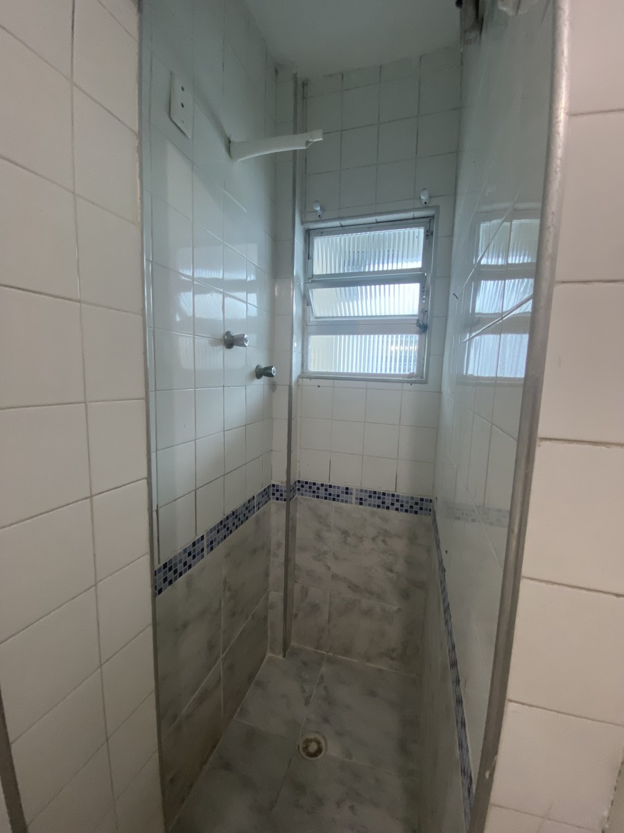 Apartamento Amplo com 2 Dormitórios – A uma quadra e meia da Praia do Gonzaguinha, São Vicente- SP