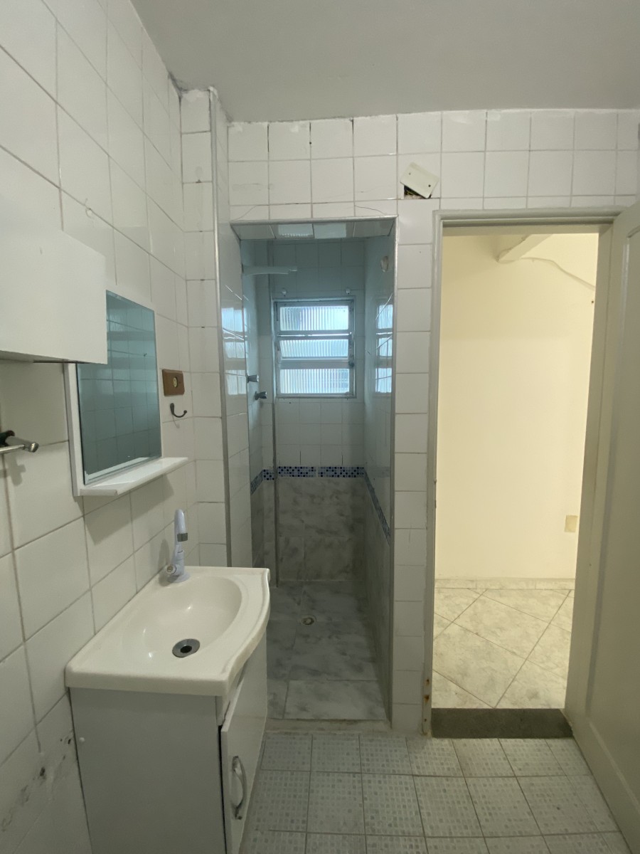 Apartamento Amplo com 2 Dormitórios – A uma quadra e meia da Praia do Gonzaguinha, São Vicente- SP