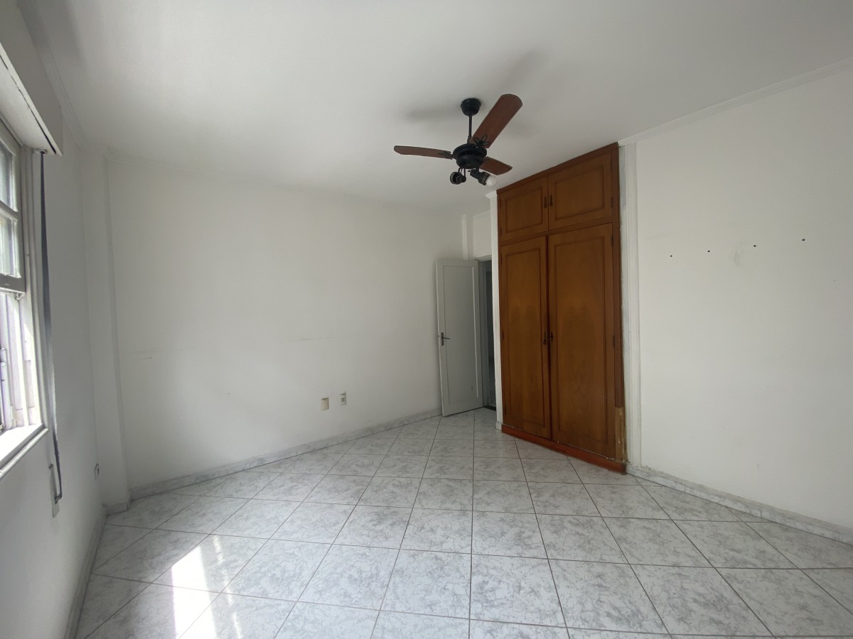Apartamento Amplo com 2 Dormitórios – A uma quadra e meia da Praia do Gonzaguinha, São Vicente- SP