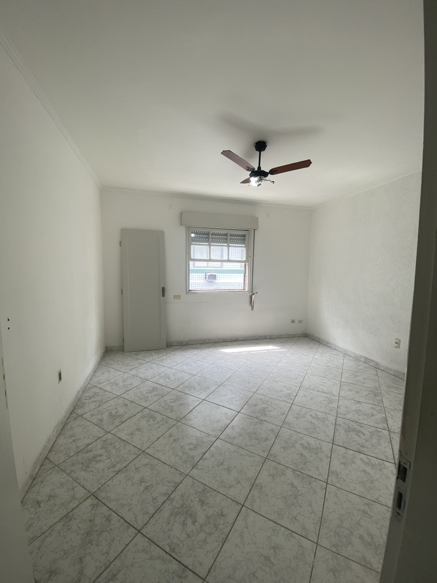 Apartamento Amplo com 2 Dormitórios – A uma quadra e meia da Praia do Gonzaguinha, São Vicente- SP