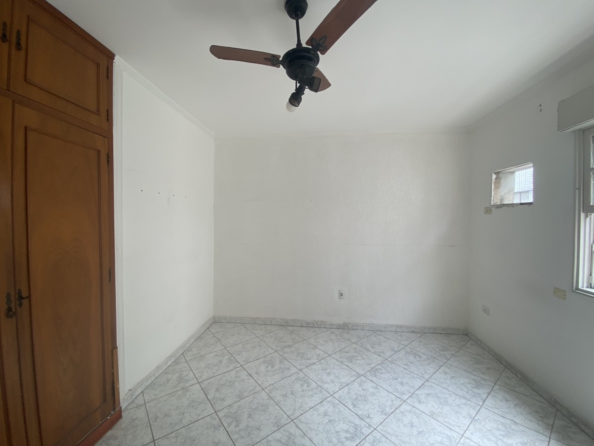 Apartamento Amplo com 2 Dormitórios – A uma quadra e meia da Praia do Gonzaguinha, São Vicente- SP