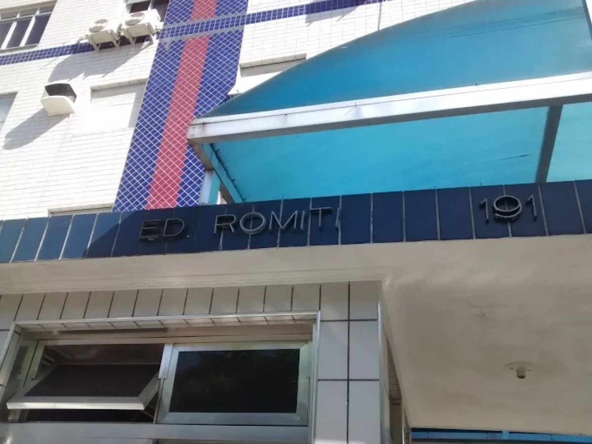 Apartamento Amplo com 2 Dormitórios – A uma quadra e meia da Praia do Gonzaguinha, São Vicente- SP