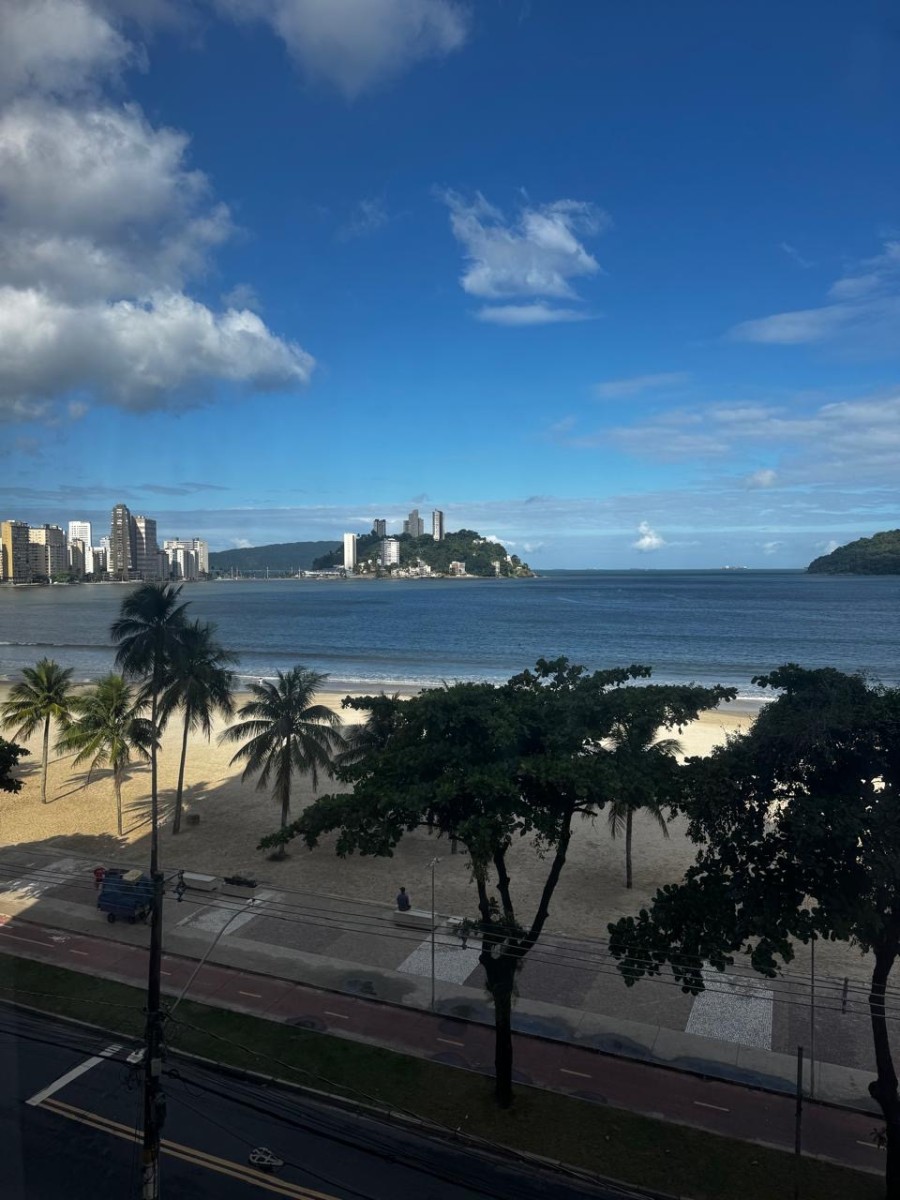 Apartamento à Venda na Praia do Gonzaguinha – 1 Dormitório Mobiliado Prédio Frente ao Mar