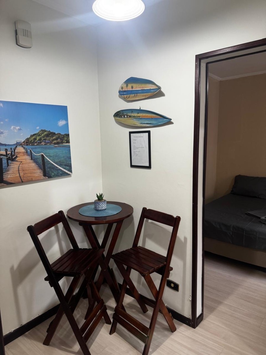 Apartamento à Venda na Praia do Gonzaguinha – 1 Dormitório Mobiliado Prédio Frente ao Mar