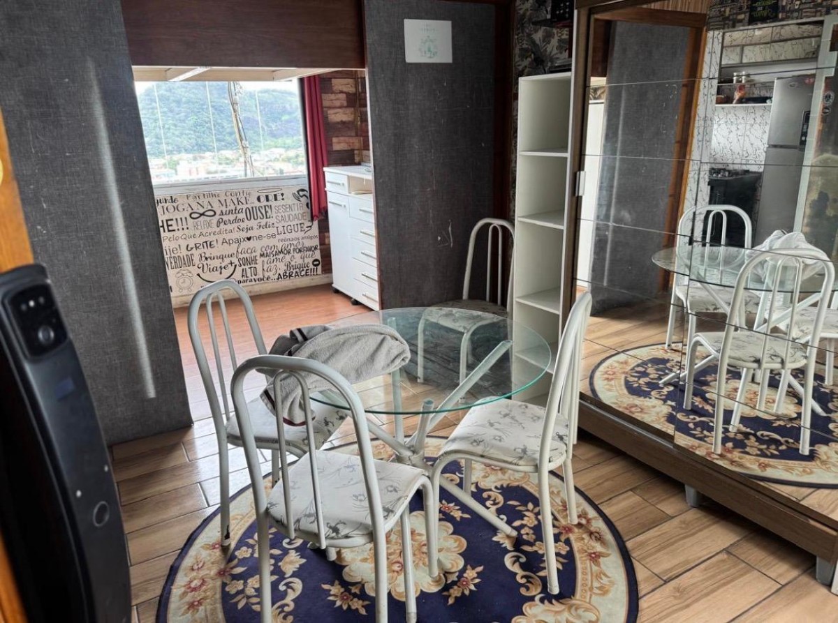 Apartamento à venda sala living com garagem em São Vicente/SP.