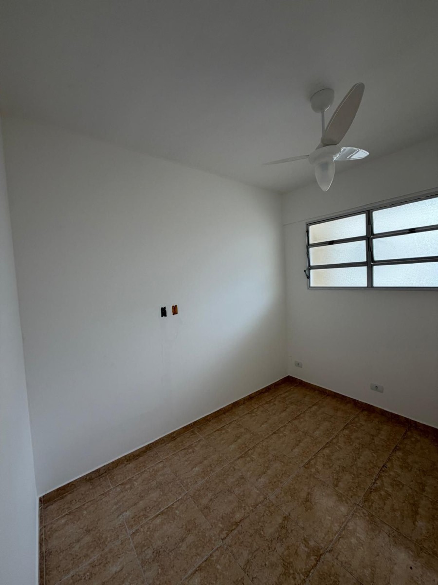 Apartamento à venda de 2 dormitórios com garagem em São Vicente/SP.