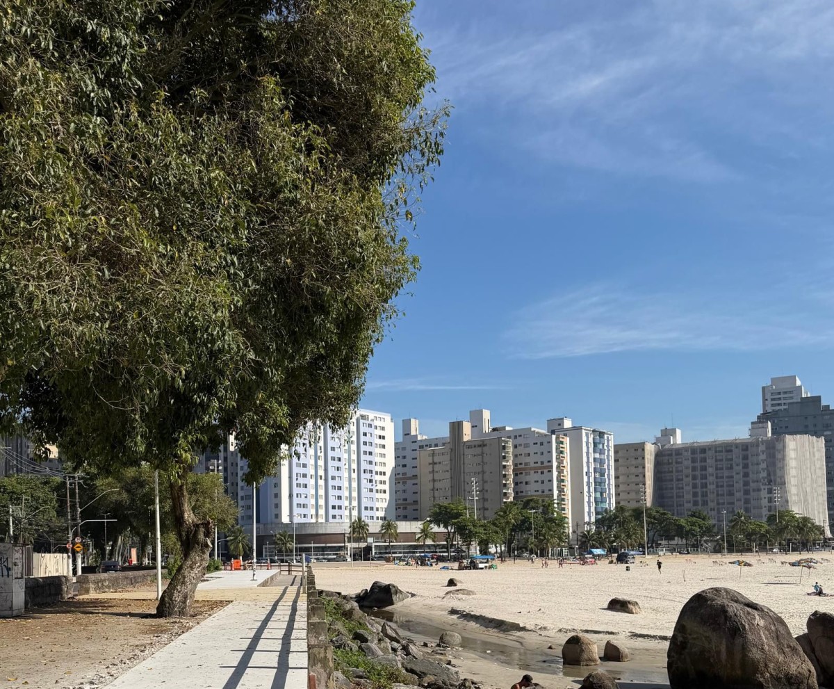 Apartamento à venda de 2 dormitórios com garagem em São Vicente/SP.