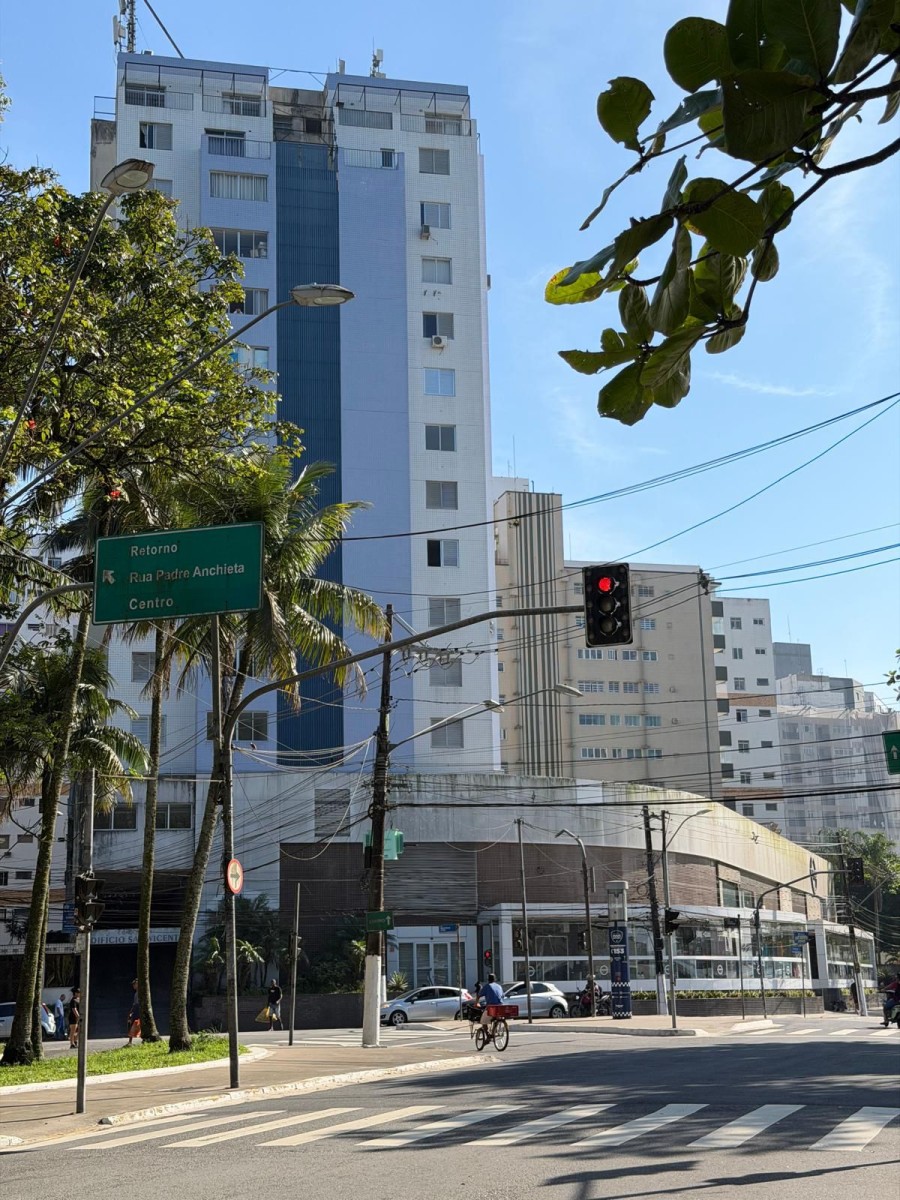 Apartamento à venda de 2 dormitórios com garagem em São Vicente/SP.