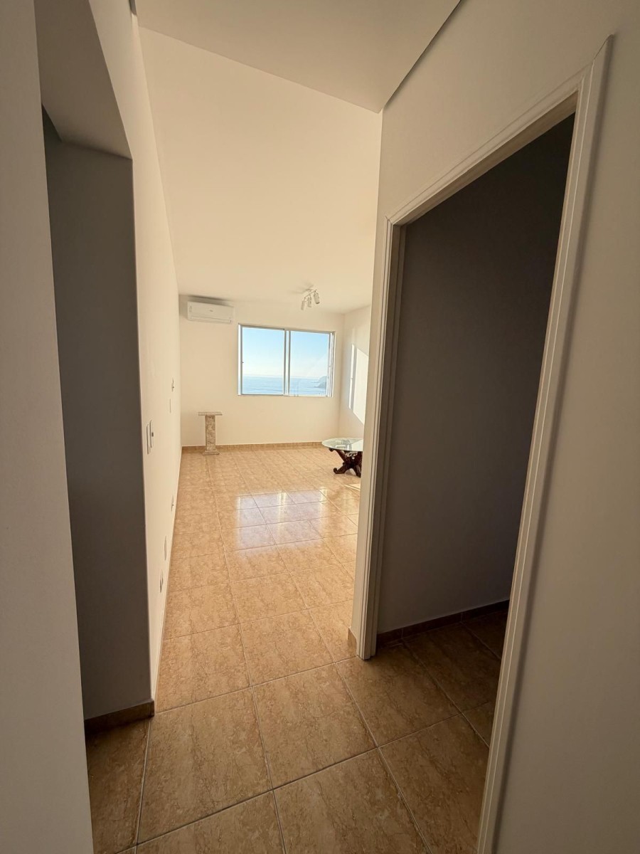 Apartamento à venda de 2 dormitórios com garagem em São Vicente/SP.