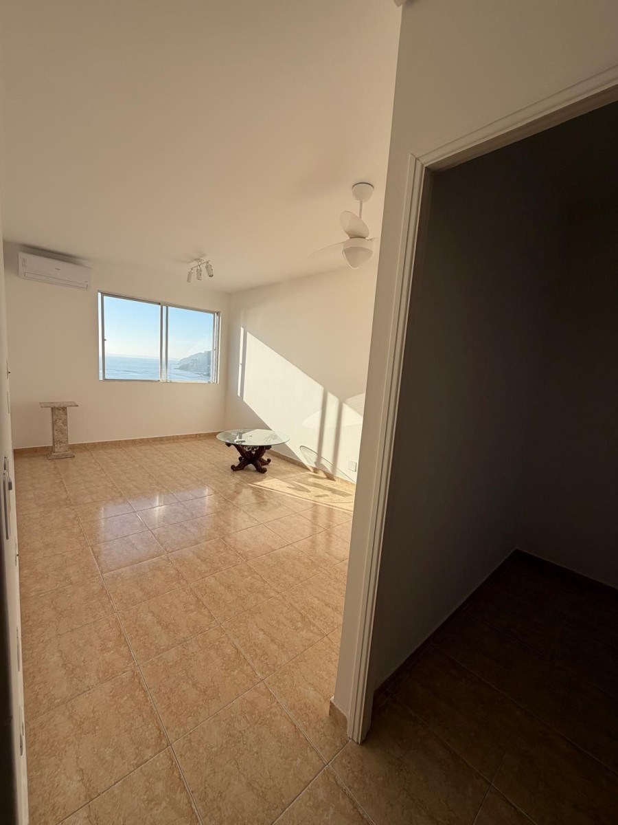 Apartamento à venda de 2 dormitórios com garagem em São Vicente/SP.