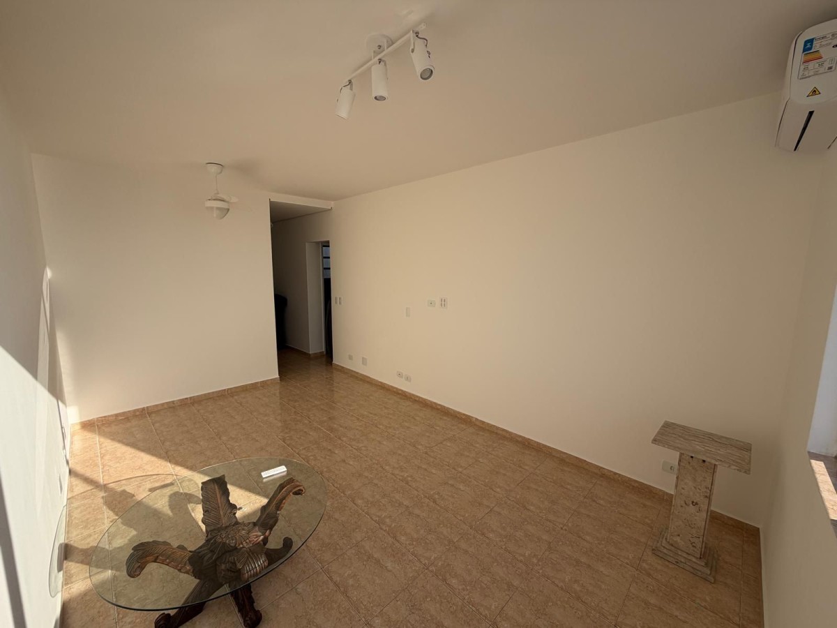 Apartamento à venda de 2 dormitórios com garagem em São Vicente/SP.