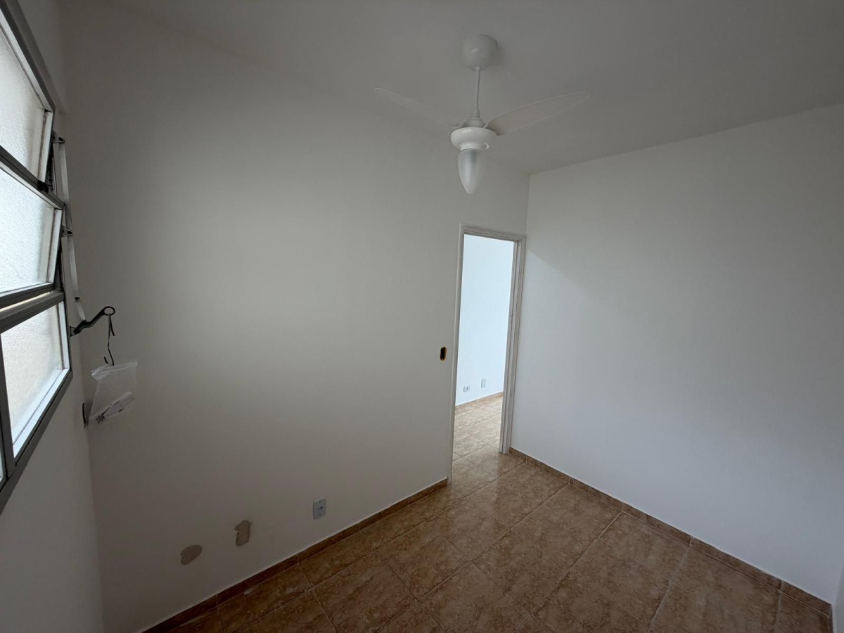 Apartamento à venda de 2 dormitórios com garagem em São Vicente/SP.