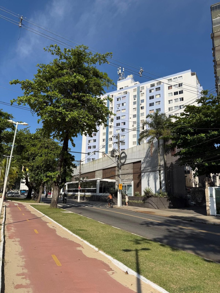 Apartamento à venda de 2 dormitórios com garagem em São Vicente/SP.